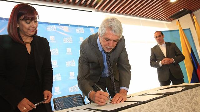 Firma acuerdos laborales en el Distrito - Foto: Comunicaciones Alcaldía Bogotá / Diego Bauman