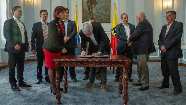 Firma acuerdos laborales con los sindicatos - Foto: Comunicaciones Alcaldía / Andrés Sandoval
