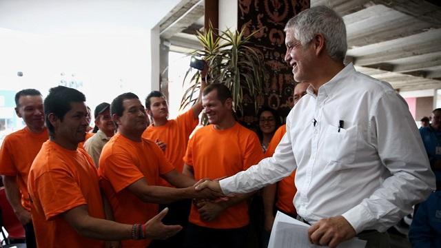 Alcalde Peñalosa con trabajadores bogotanos