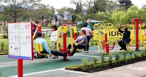 Entrénese y pásela bien en los gimnasios al aire libre en Bogotá