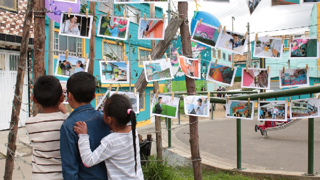 En Potosí, niños exponiendo el trabajo de sus barrios - Foto: Secretaría de Cultura