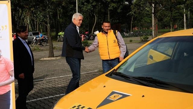 Arrancó la Feria del Taxi Inteligente en la Plaza de Los Artesanos