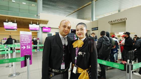 Foto de un hombre y una mujer vestidos de mariachis en el Aeropuerto Internacional El Dorado de Bogotá.