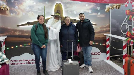 Foto de una familia de turistas en el Aeropuerto Internacional El Dorado de Bogotá.