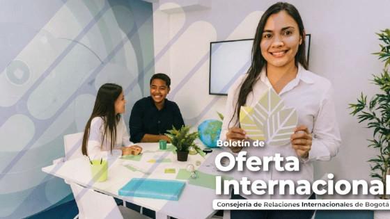 Foto de una mujer accediendo a programas y becas internacionales.