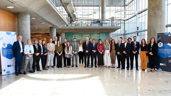 En la foto varios asistentes el encuentro de seguridad en Bogotá