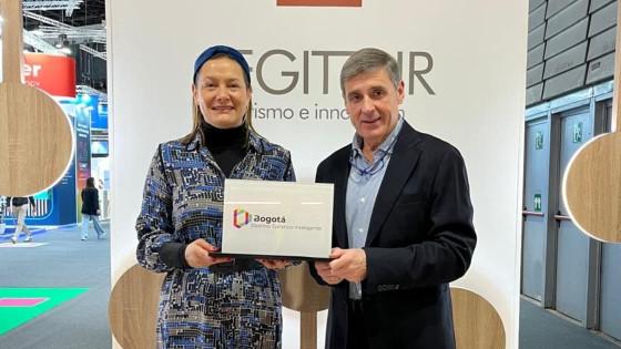 Foto de la entrega en españa de la recertificación como Destino Turístico Inteligente (DTI).