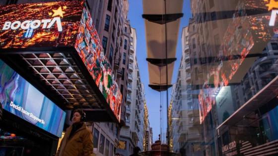 Foto de la proyección de marca ciudad de Bogotá en la Gran Vía de Madrid de España.