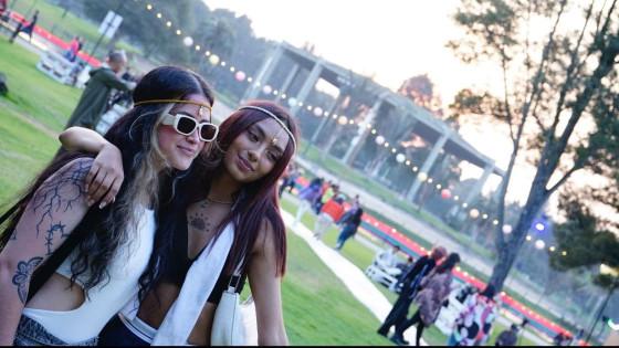 Foto de dos jóvenes turistas en el parque Simón Bolívar de Bogotá.