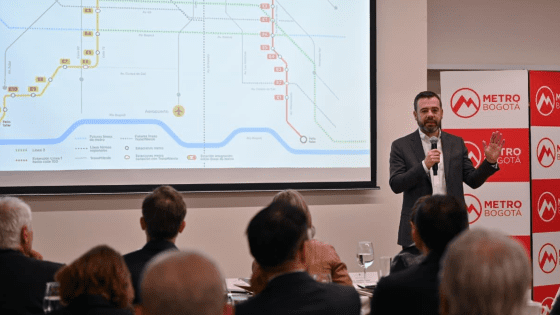 Imagen del alcalde Galán explicando la licitación de la Línea 2 del Metro de Bogotá