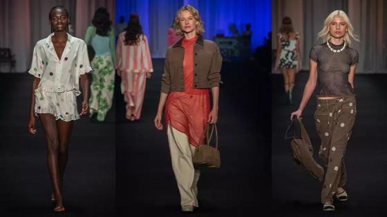 Imagen de varias modelos desfilando en pasarela.