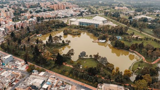 Foto panorámica del parque de Los Novios de Bogotá.