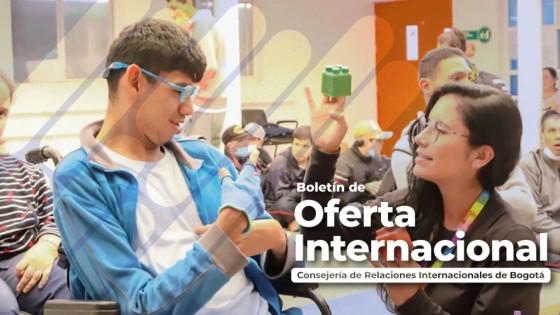 Foto de un joven y una joven bogotanos revisando documenos.