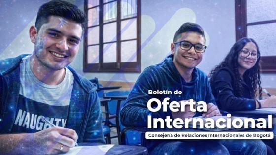 Foto de los jóvenes en un aula de clases en Bogotá.