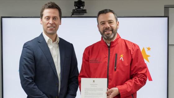 Brandon Yoder, vicepresidente de las Américas de Ten y el alcalde Carlos Fernando Galán