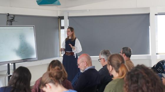 Personas reunidas en un auditorio