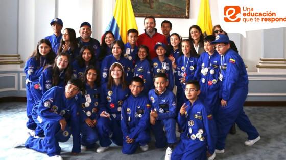 Foto que muestra estudiantes junto con el alcalde Carlos Fernando Galán 