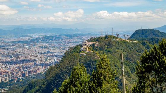 Foto panorámica de Bogotá con vista de Monserrate.
