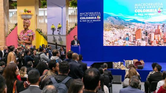 Foto de la apertura de la Macrorrueda de las Américas en Bogotá con asistencia del alcalde Carlos Fernando Galán.