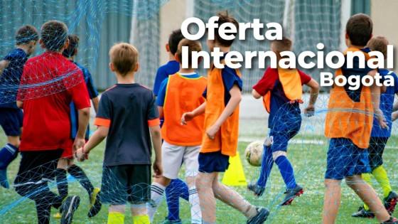 Foto de niños, niñas y adolescentes en una cancha de fútbol en Bogotá.