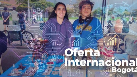 Foto de dos jóvenes en una feria de emprendimiento en Bogotá.