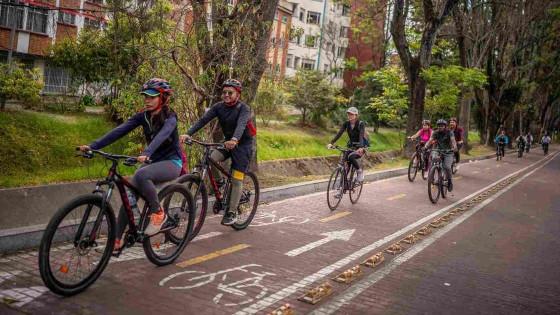 Foto de bogotanos y bogotanas usando bicicleta y circulando por una ciclorruta en Bogotá.