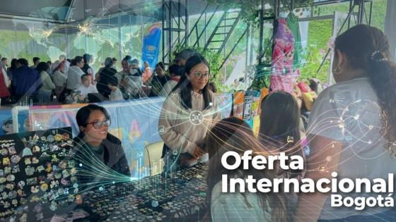 Foto de un grupo de jóvenes y profesionales en una convocatoria en Bogotá.