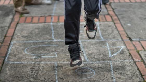 Niño jugando.