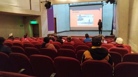 Personas en una sala de cine en Bogotá.