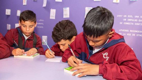 Foto que muestra estudiantes escribiendo 