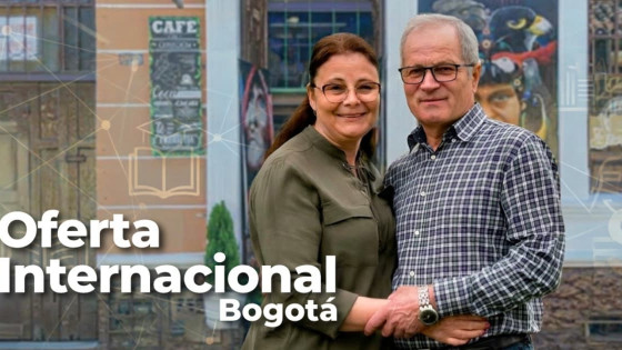Foto de dos bogotanos frente a una vivienda.