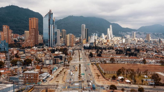 Foto panomárica de Bogotá desde al aire y de fondo los Cerros Orientales.