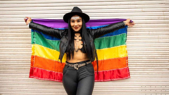 Foto de una mujer con una bandera de la comunidad LGBTI en Bogotá.