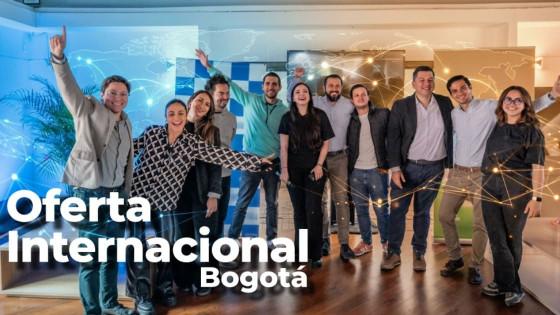 Foto de un grupo de jóvenes en un encuentro académico en Bogotá.