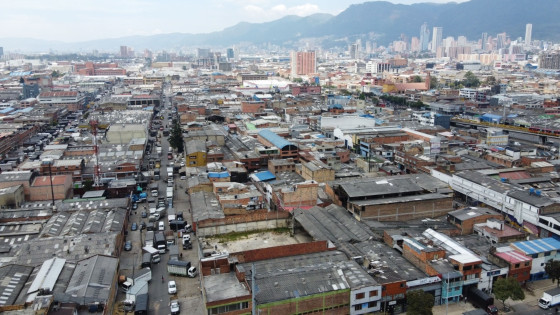 Foto pánoramica de Bogotá que muestra edificios y calles 