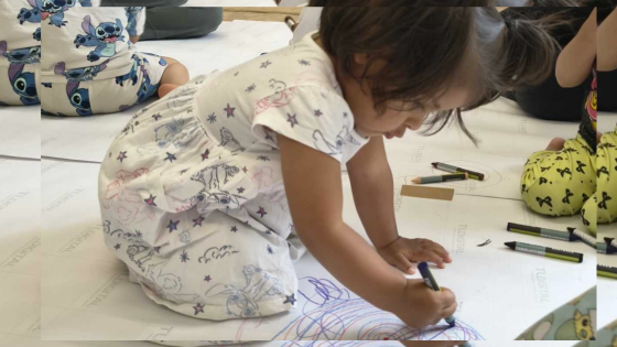 Imagen de una niña participando en la pintaton del programa Nidos.