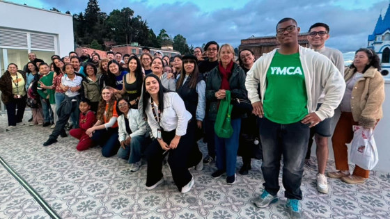 Foto de 400 estudiantes que mejoran su inglés con la Ruta de Bilingüismo de Suba en Bogotá.