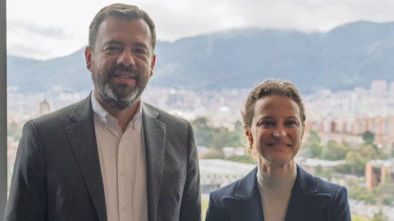 Foto del alcalde Carlos Fernando Galán junto a Susana Cordeiro Guerra, vicepresidenta del Banco Mundial.