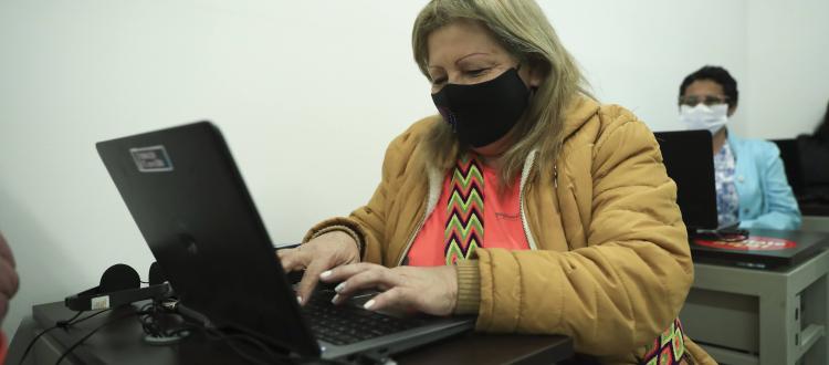 Mujer frente a un computador