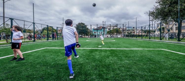 Niño jugando fútbol