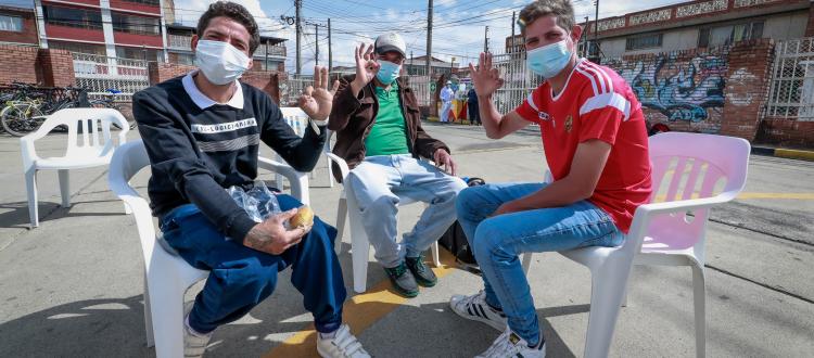 Personas con tapabocas