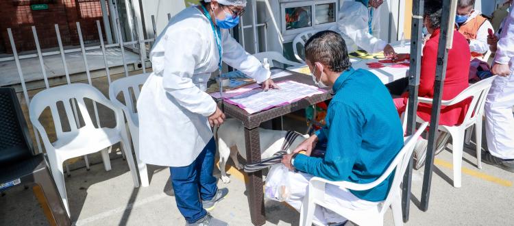 Persona de salud junto con paciente