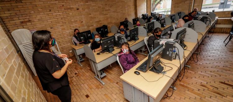 Mujeres frente a computadores