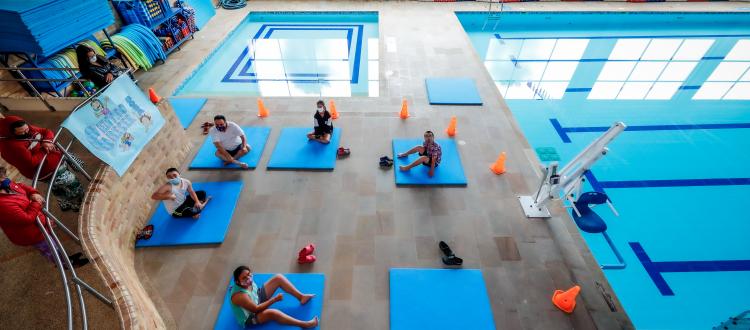 Personas junto a la piscina