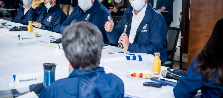Personas del turismo reunidas