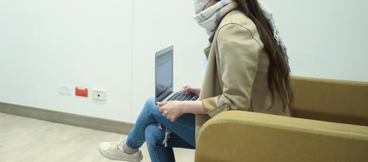 Joven frente a un computador