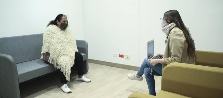 Persona hablando con otra