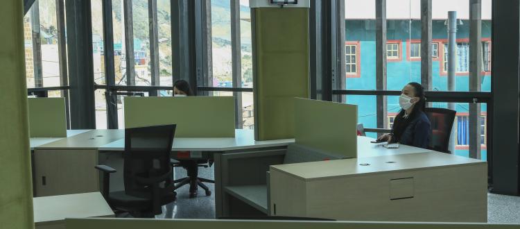 Personas organizando archivos