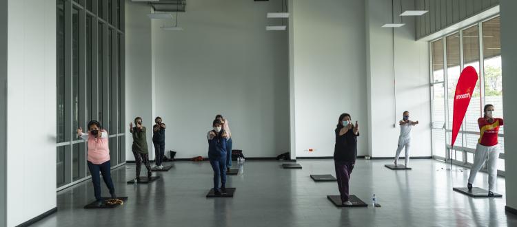 Mujeres haciendo yoga