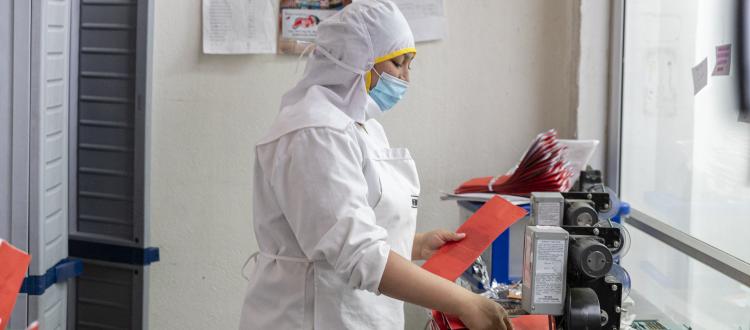 Persona en la parte de producción